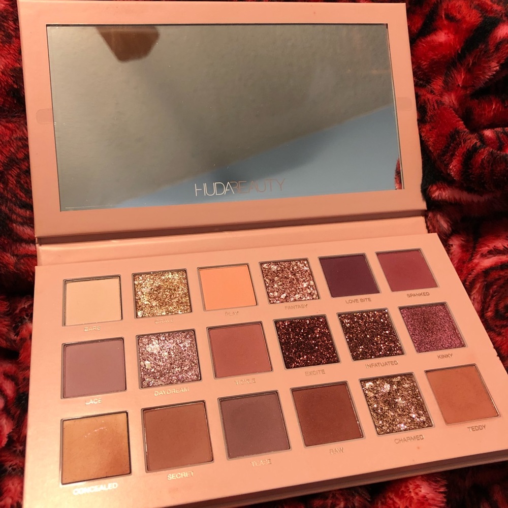 Huda the New Nudes eyeshadow palette